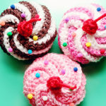 cupcake hairclips, crochet cupcake hairclips, free crochet hair accessory patterns, hair accessories, hair accessories for kids, cupcake hair accessories